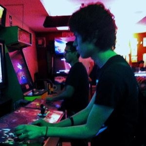 Hola , me gusta mucho escuchar música indie, los animales, juegos shooters y si me das Follow te daré FollowBack ;D