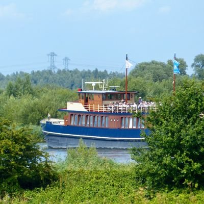 Een dagje uit, een gezellig feest of live muziek aan boord, vaar een keer mee met salonboot de Veerman van Kampen en ontdek het andere varen.