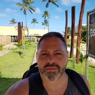 Vivo o acaso e nele construo meu mundo, fraquejando ali, vencendo aqui... Desejando que o virtual não supere o real. Snapchat: atackfer