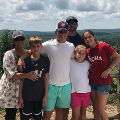 Third grade teacher at Veterans Memorial Elementary!! Sports enthusiast and Mom of 4, well 5 including my husband!😜 Miami Dolphins fan🐬 MIZZOU tiger forever!