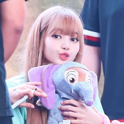 [리사’s BLΛƆKPIИK role player] maknae {1997} ~ nice to know each one of u xx. imma dancing machine🔥 • purple hearts for lisa ♡