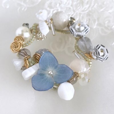 Mo Kamie モカミ 押し花とビーズ タンポポの綿毛 の押し花と 表現力を高める天然石 アクアオーラ やキラキラしたスワロなどで惑星や流星をイメージしました 天体観測展 開催中です 6月日 26日 阪急梅田本店 10階スーク中央街区にて
