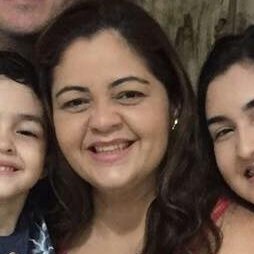 Missão: Filha amada de Deus, esposa de Ponchet Neto e mãe de Ana Beatriz e José Gabriel.
Profissão: Analista de Sistemas (atua na área de TI desde 1998).
