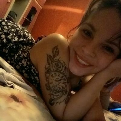Disfruto cada día de mí vida junto a las personas que realmente son parte de mí vida y las considero mí familia 👑
insta: Beluu_Calabriia🌹