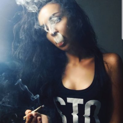 BAD BITCHES WITH BLUNTS  #SmokersOnly. We Only Smoke With The Baddest. DM us your stoner pic. 😙💨🍃 #BaddestBluntRoller #StonerGirl