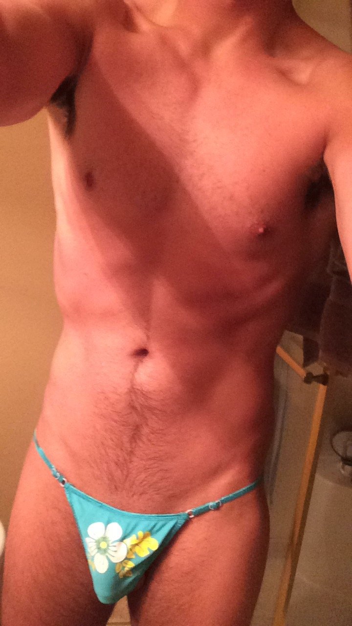 31 year old, fit, white sub looking for a local domme to serve IRL sessions  🤑🤑🤑 also looking for used panties! 🔞 21+