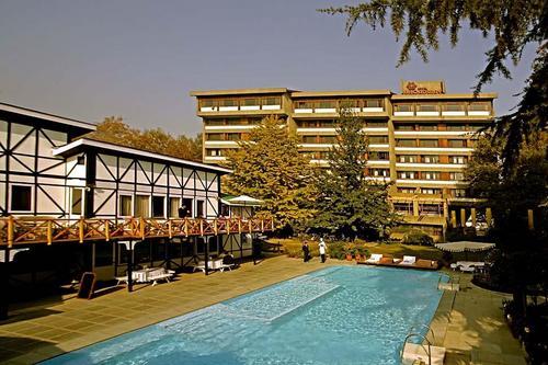 Welcome to the finest luxury hotel in Srinagar.
Broadway offers you a range of well appointed room and suites  and equipped with all modern facilities.