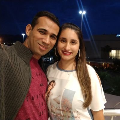 Uma pessoa especial é aquela que não exibe a felicidade, mas a alegria de ser feliz.
Exibir a felicidade é como exibir os bens. Pois a felicidade causa inveja.
