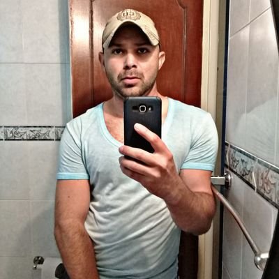 guaro al 100% venezolano de corazon, amante del cafe, 
IG; @YONRAMIREZ33