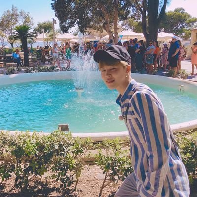 For @BTS_twt only. . Hit me up if u stan bts.
(fan account)