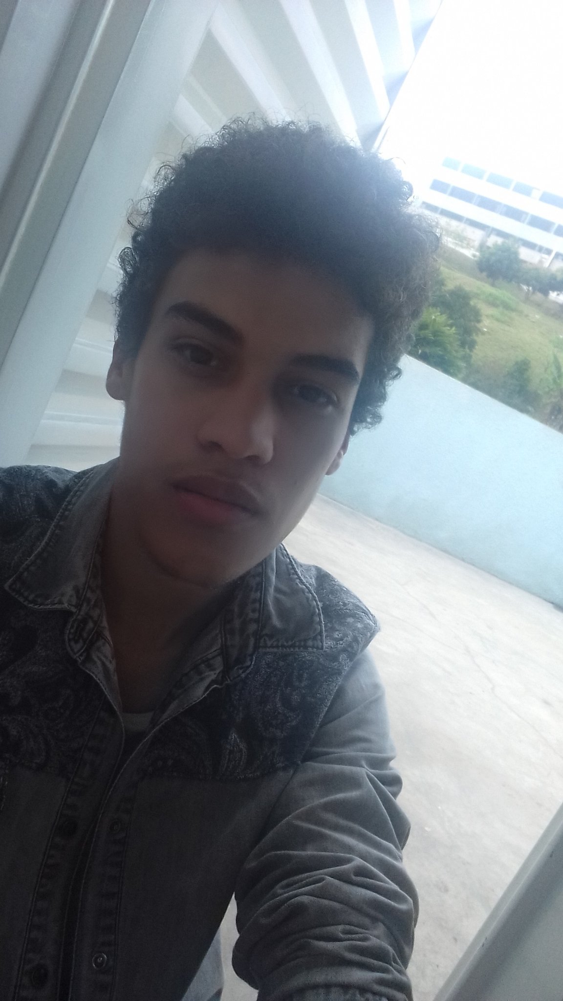 CleiitonG's profile picture. Se envelhecer na terra a sua raiz, e o seu tronco morrer no pó,
9Ao cheiro das águas brotará, e dará ramos como uma planta.
( Jó 14:9)