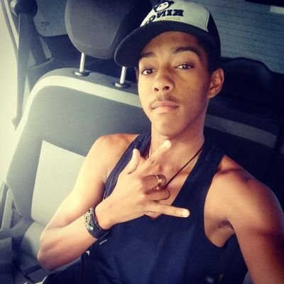 Bem eu sou um cara mais na minha moro sou romântico mora só engraçado eu moro só sério e nas horas boas e ruins da vida eu sempre vou estar lá para te apoiar.
