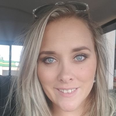 Married. Girl Mom. I’m a sucker for adult drinks and sunshine!
