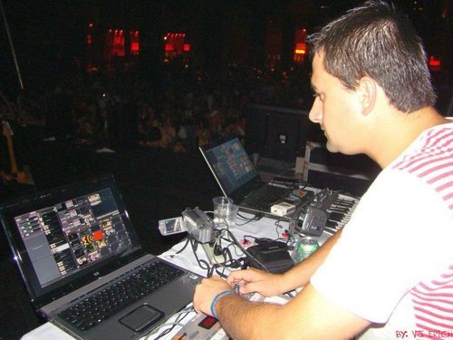 VJ desde 2007, vem se apresentando nas festas de musica eletrônica referencia na região de SP, como 1200 Festival, Summer Sessions, Thally, Tribe e etc!