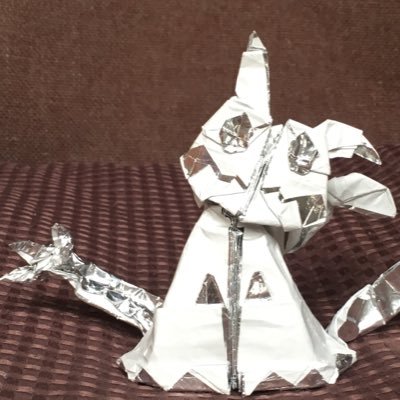Maritaka Origami ポケモン冠の雪原で推しが復活しました なので折り紙のカミツルギを和紙で折り直しました 一枚の紙で切り込みなし 今度こそ相棒と共に高みへ Origami Pokemon Kartana