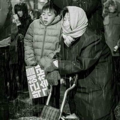 겨울비 내리는 그날 밤
촛불되어 타오르다
누구의 지지자가 아니다
촛불을 따르는 그들을
지지하고 있을 뿐이다
그러니
진영논리로 가두려고도 말고
몇 수 너머를 위한다는
꼴갑도 떨지말라!
우물에 비친 하늘은
하늘이 아니니.이젠 안속는다
/ 건강한 진보-보수환영!