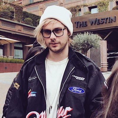 FREE FOLLOW FROM @xxfivesosliv , please rt that pinned tweet :)