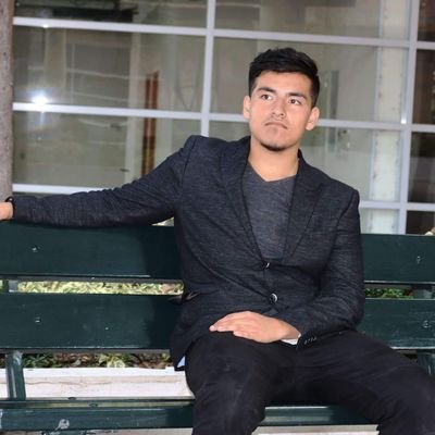 AndrsMr's profile picture. Empecé cayendo, aprendí a mover las alas, ahora voy en picada ¿acaso soy un fénix? porque estoy ardiendo.