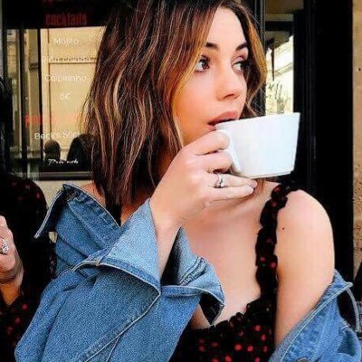 cleopatronising's profile picture. Love my cat and my chocolate bar.