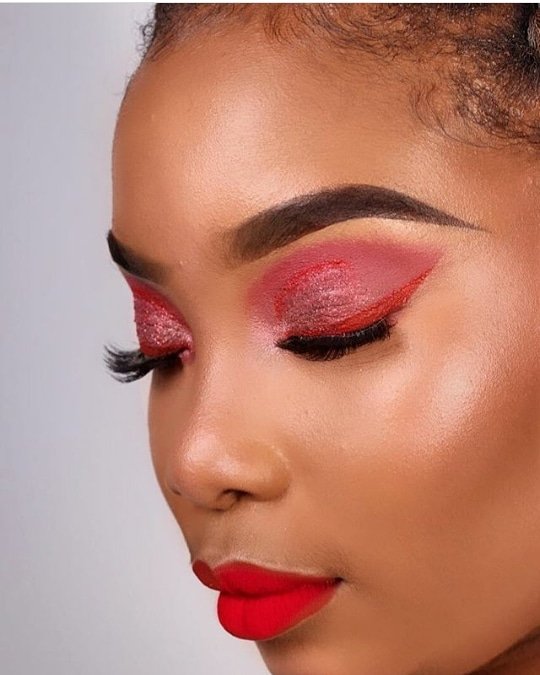 We are Carnations Beauty Brand we provide quality Eyeshadow palettes, Magnetic Mink Eyelashes ,5 colours liquid highlighter  6 colours matte liquid lipsticks.💄