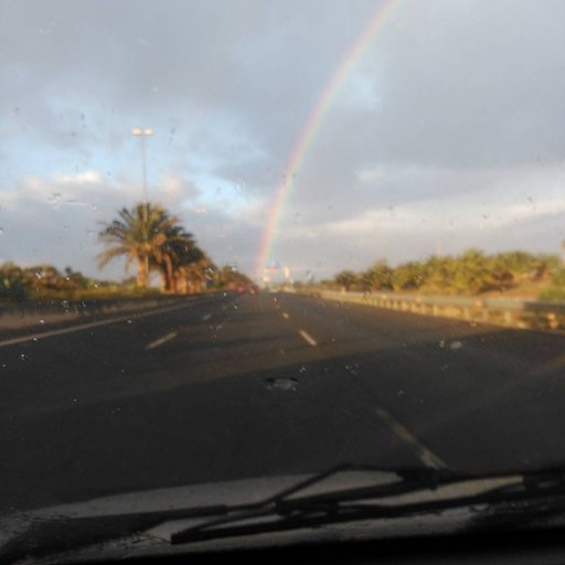 Por la inmensa sonrisa de tus cansados ojos. Por volver donde alguien te quiere sin que vuelvas.Por poner a los míos con un poco más de luz.