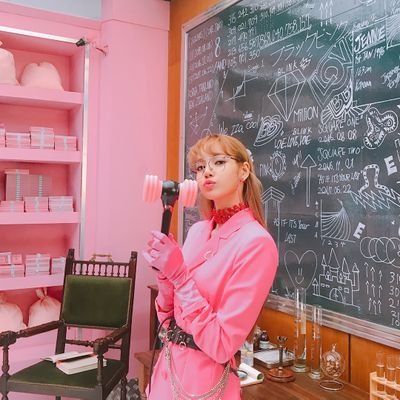 Hit you with that ddu-du ddu-du du 🔫🔫🔫🔫
Hello! I'm Lalisa Manoban -ลลิสา มโนบาล-. Maknae of Blackpink. March 27, 2017.