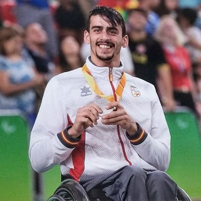 Medallista paralímpico Río 2016. Jugador  profesional de baloncesto en silla de ruedas de la Selección Española y del club amiab