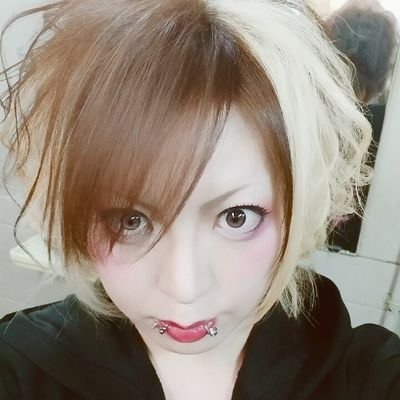 komaniku's profile picture. ベースを弾いている「狛季〜こまき〜」です！バレッタとかゴッドラビッツってバンドでベース弾いてました
平沢進と川越と和風とアイドルとジブリとオカルトとSCPとドゥラメンテと馬とVALISが大好きですふひひ
沖縄出身ですどうぞよろピコ(画像は本人)