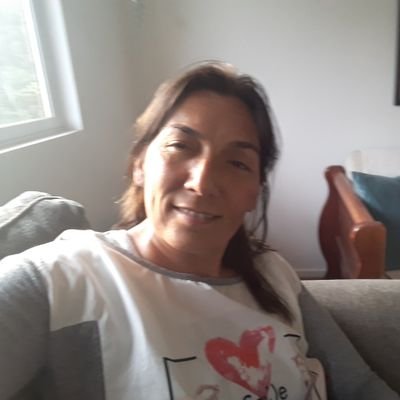 Mujer Socialista, psicologa de profesión, ex concejala de Independencia. ex Candidata a diputada Distrito 9. Actualmente dedicada a la actividad profesional.