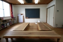 京都と奈良の境に開講した小学1年生から12年教育の教室主宰。子どもたちは樹の薫りのする寺子屋風の教室で、無垢の木の机を囲み、のびのびと学習します。経験豊富なプロ講師が、長期間にわたって丁寧に読み書き考えることを徹底させることで、結果的に難関大学突破水準の力をもつけるという本来そうあるべき方法で育てます。