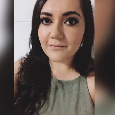 LCM. Amo las palabras, el maquillaje, los libros, la coca-cola y el silencio.