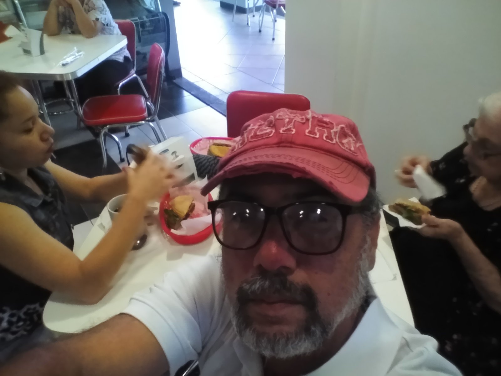 logistic40's profile picture. Admiro las Orquideas y cuando puedo brindo con vino...!