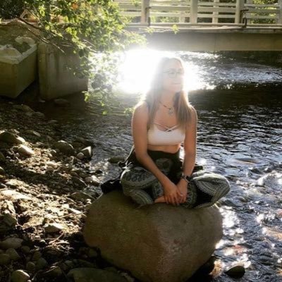 Shhydneyy's profile picture. most days I’m earthy, stay grounded🌱