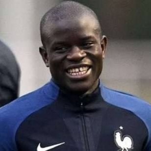 Imagens de N'golo Kanté sorrindo.