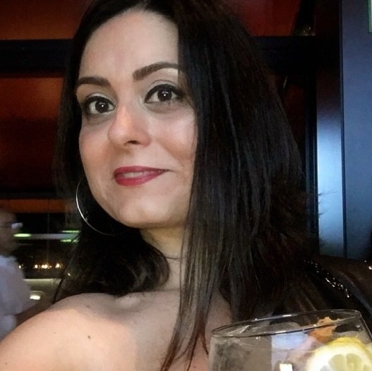 Me considero persona extrovertida muy amiga de mis amigos, tengo debilidad por lo exclusivo y conocer nuevos horizontes.