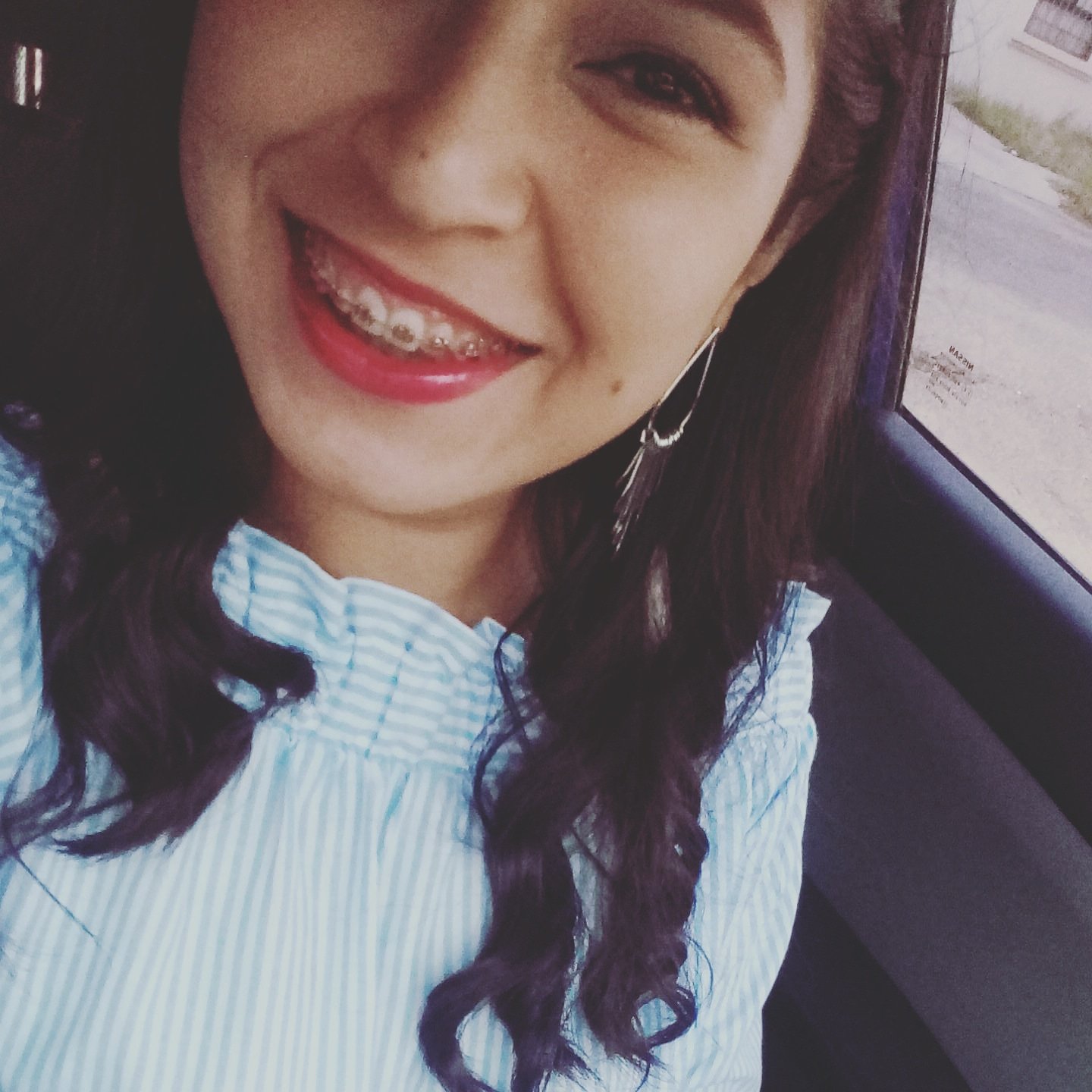 Si me buscas tu a mi, me podrás encontrar, yo te espero aquí, si éste es mi lugar. Si quieres reír descubre la alegría de soñar.