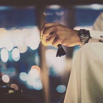 أواسي الناس وأجبّر في خواطرها وأنا الحقيقه بحاجة من يواسيني.