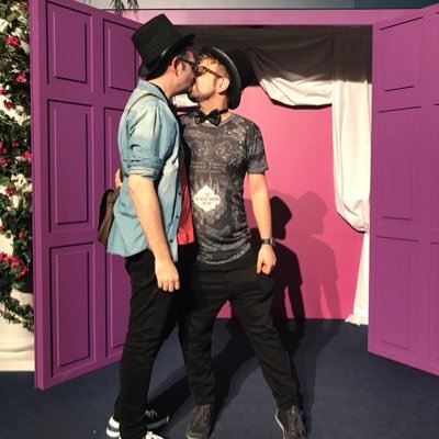 Me considero un chico bastante extrovertido. Muy sincero y con las ideas muy claras. Bss a tod@s. Me encanta la sanidad.