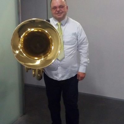 Trombonista y tubista en bandas de música y charangas..