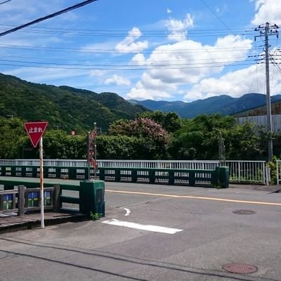 こういった所で、こういった車に乗って仕事しております。