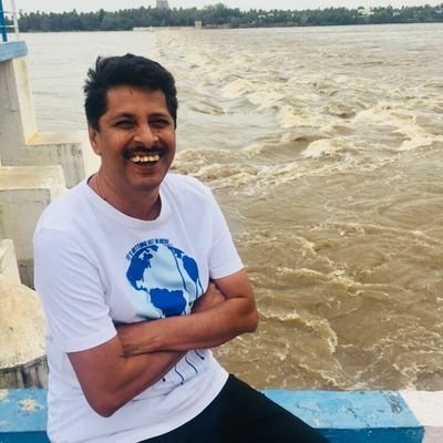 வாயால் வடைசுட்டு வாழ்க்கை நடத்தும் வாத்தியார். பொதுவாக பேசிக்கொண்டே இருக்கும் தமிழன்.
Verified User, Chose to hide that.