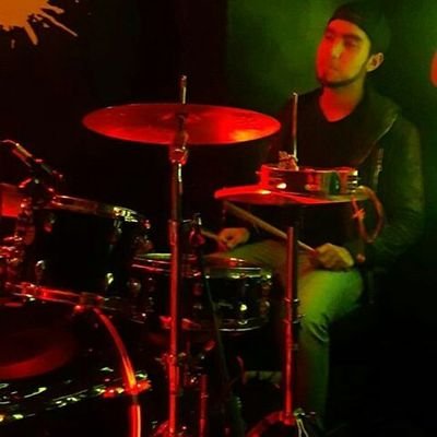 22. Venezolano. Baterista. Apasionado por la velocidad y la buena música.