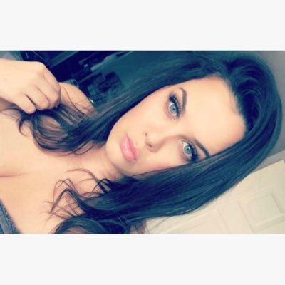 AshReading's profile picture. Currently travelling the world 🌍