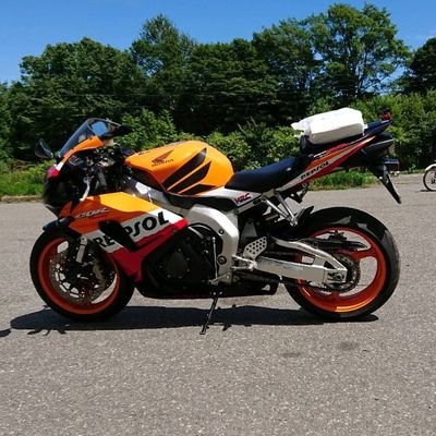 家族とバイク🏍️をこよなく愛す。人生の50％、バイク乗り人生80％がCBRと生活してます。家族のために出稼ぎ中。
聞いたこと覚えるの苦手です。犬が好きですがネコ飼ってますヽ( ・∀・)ﾉ
無断RT、FBしてごめんなさい。#CBR　#YAEH　#バイクが好きだ　#まぁまぁ　#AKTK　#気がつけば