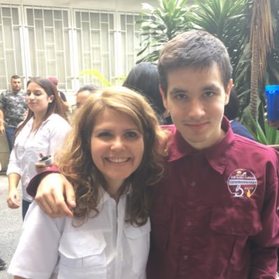 Médico Endocrinólogo. Profesora de la Universidad Central de Venezuela. Jefe de Servicio de Endocrinologia del Hospital Domingo Luciani. Mujer. Madre azul.