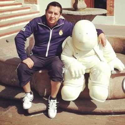 Pasante de contador, cantante, músico, persona, amante, padre, estudiante y un luchador incansable da la vida.