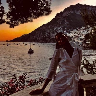 Maista_mori's profile picture. Étudiante, lectrice de romans à l'eau de rose, amatrice de films de lover, un peu fashionista, parle sac à mains et cuisine. 💋⚖️
