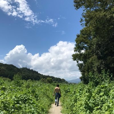 友 澤 晃 一 本日の基礎代謝1539 そりゃ軽く演出してるだけなのに痩せる はずだ 一日中 見る 聴く 言葉を撃つ 動きまわる 一人でジャンプする 貧乏揺りをする 頭を抱える 机を 最近は片手で回してない そんなエネルギーで作っているショート