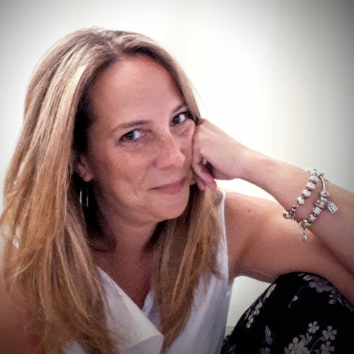 Prof de gestion, auteure et collaboratrice sur le blog Mamans avec opinions. Ah oui! Taxi mom on the side, propulsée par le plaisir!