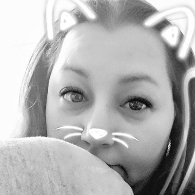 deebubz's profile picture. Live the life you love 💕 A foodie who is also a book nerd who lives to serve 2 felines in all their greatness 🤓